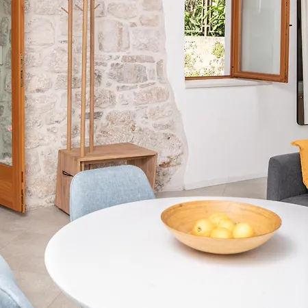 Charming Petrus ****