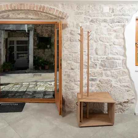 Charming Petrus **** Trogir