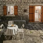 Charming Petrus **** *